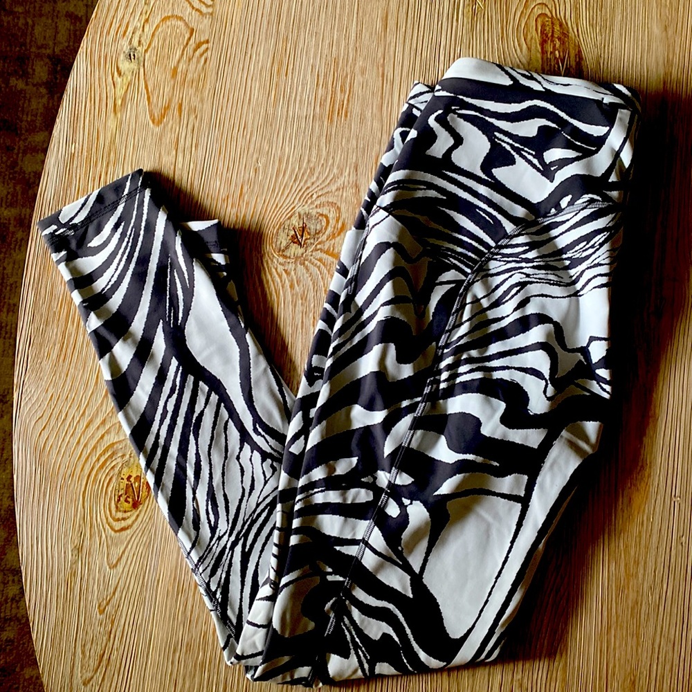 Lululemon leggings with hidden waistband pocket